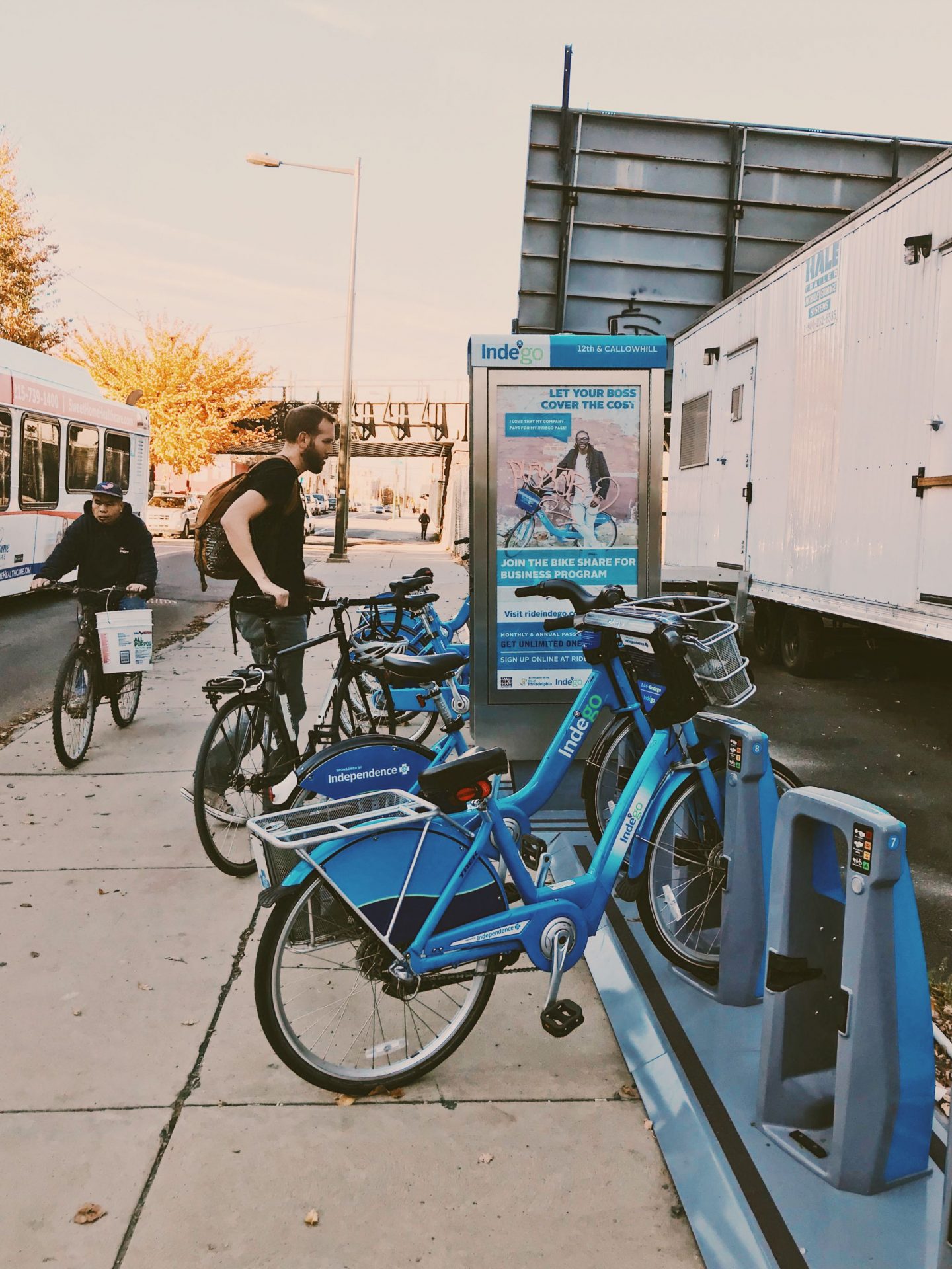 rent bikes to explore Philadelphia 